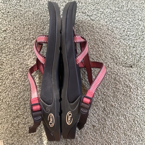 Chaco Classic Sport Sandal women’s 8 mauve burgundy color. Like new - Picture 3 of 5